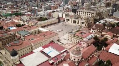 Bogota yakınlarındaki Plaza de Bolivar 'ın Kolombiya, Latin Amerika' daki insansız hava aracı görüntüleri. Bolivar Meydanı. Yüksek kalite 4k görüntü.