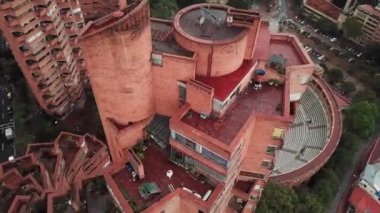 Bogota 'nın Santamaria Bullring ya da Plaza de Toros de Santamaria ile Kolombiya, Latin Amerika' daki insansız hava aracı görüntüleri. Bogota gökdelenine yakın çekim. Yüksek kalite 4k görüntü.