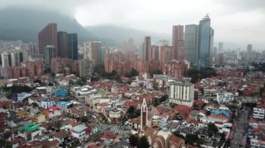Bogota 'nın dramatik bulutlarla çekilmiş hava aracı görüntüleri. Parroquia Kilisesi Santa Ana ve Bacata Binası BD veya Güney Kulesi, Kolombiya, Latin Amerika yüksek kaliteli 4K görüntüler..