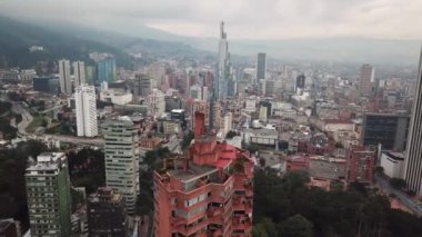 Bacata Binası BD ya da Güney Kulesi, Kolombiya, Latin Amerika ile Bogota 'nın insansız hava aracı görüntüleri. Yüksek kalite 4k görüntü.