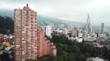 Bogota 'nın Santamaria Bullring veya Plaza de Toros de Santamaria ve Bacata Building BD veya Güney Kulesi, Kolombiya, Latin Amerika ile hava aracı görüntüleri. Yüksek kalite 4k görüntü.