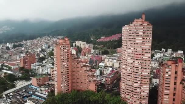 コロンビア ラテンアメリカの劇的な雲が付いているボゴタのダウンタウンの空中無人機のショット 良質の4K映像 — ストック動画