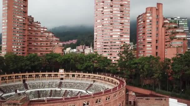 コロンビア ラテンアメリカのサンタマリア ブルリングまたはプラザ トロス サンタマリアとのダウンタウンの空中無人機ショット ボゴタの高層ビルに近い 高品質の4K映像 — ストック動画