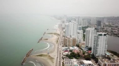 Bocagrande, Cartagena 'da. Kolombiya 'da. Karayip Denizi 'ndeki Modern Rıhtım Binaları ve Otelleri' nin İHA Çekimi. Yüksek kalite 4K görüntü. Güzel Cartagena şehri ve Playa De Bocagrande 'ın hava görüntüsü..