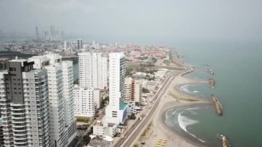 Bocagrande, Cartagena 'da. Kolombiya 'da. Karayip Denizi 'ndeki Modern Rıhtım Binaları ve Otelleri' nin İHA Çekimi. Yüksek kalite 4K görüntü. Güzel Cartagena şehri ve Playa De Bocagrande 'ın hava görüntüsü..