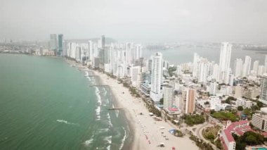 Bocagrande, Cartagena 'da. Kolombiya 'da. Karayip Denizi 'ndeki Modern Rıhtım Binaları ve Otelleri' nin İHA Çekimi. Yüksek kalite 4K görüntü. Güzel Cartagena şehri ve Playa De Bocagrande 'ın hava görüntüsü..
