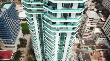 Bocagrande, Cartagena 'da. Kolombiya 'da. Karayip Denizi 'ndeki Modern Rıhtım Binaları ve Otelleri' nin İHA Çekimi. Yüksek kalite 4K görüntü. Güzel Cartagena şehri ve Playa De Bocagrande 'ın hava görüntüsü..