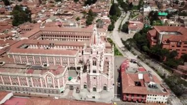 Santuario Nuestra Senora del Carmen 'in Kolombiya, Bogota yakınlarındaki La Candelaria' da havadan drone görüntüsü. Yüksek kalite 4k görüntü.