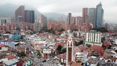 Bogota 'nın dramatik bulutlarla çekilmiş hava aracı görüntüleri. Parroquia Kilisesi Santa Ana ve Bacata Binası BD veya Güney Kulesi, Kolombiya, Latin Amerika yüksek kaliteli 4K görüntüler..