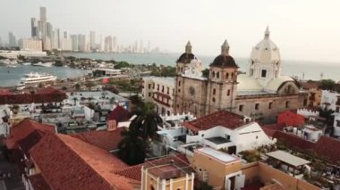 Cartagena, Kolombiya. San Pedro Claver Sığınağı ile eski Cartagena kasabasının insansız hava aracı çekimi. Arkasında Bocagrande olan güzel Cartagena şehrinin hava görüntüsü. Yüksek kalite 4k görüntü. 