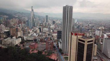 Bacata Binası BD ya da Güney Kulesi, Kolombiya, Latin Amerika ile Bogota 'nın insansız hava aracı görüntüleri. Yüksek kalite 4k görüntü.