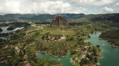 Kolombiya, Medellin yakınlarındaki El Penon de Guatape 'in insansız hava aracı görüntüleri. Büyük ve benzersiz bir kaya. Tepeye çıkan merdivenleri var. Turistik bir yer. Kolombiya 'da büyük bir taş. Yüksek kalite 4k görüntü.