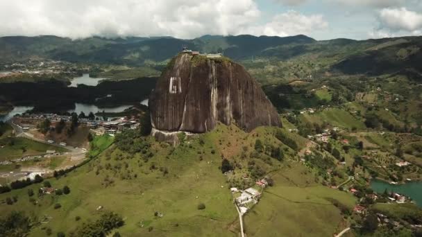 在哥伦比亚Antioquia的Medellin附近 Penon Guatape的无人驾驶飞机镜头 巨大而独特的岩石 有楼梯顶部 旅游的地方 哥伦比亚的大石头高质量的4K镜头 — 图库视频影像