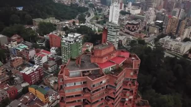 コロンビア ラテンアメリカの劇的な雲でボゴタのダウンタウンの空中無人機ショット ボゴタの高層ビルに近い 高品質の4K映像 — ストック動画