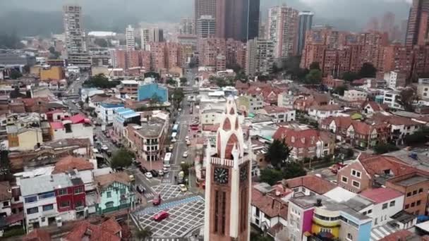用戏剧性的云彩向市中心的波哥大发射无人驾驶飞机 Church Parroquia Santa Ana Bacata Building South Tower Colombia — 图库视频影像