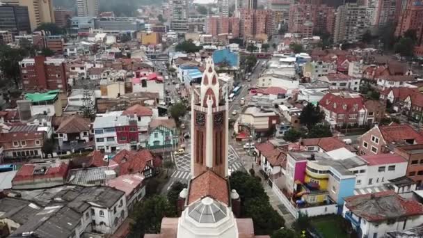 Zdjęcie Lotu Drona Centrum Bogoty Dramatycznymi Chmurami Kościół Parroquia Santa — Wideo stockowe