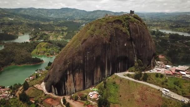 在哥伦比亚Antioquia的Medellin附近 Penon Guatape的无人驾驶飞机镜头 巨大而独特的岩石 有楼梯顶部 旅游的地方 哥伦比亚的大石头高质量的4K镜头 — 图库视频影像