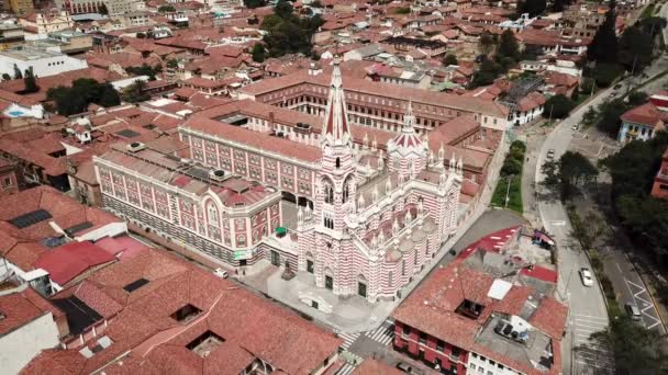 在拉丁美洲波哥大市中心附近的La Candelaria对Santuario Nuestra Senora Del Carmen的无人驾驶飞机射击 高质量的4K镜头 — 图库视频影像