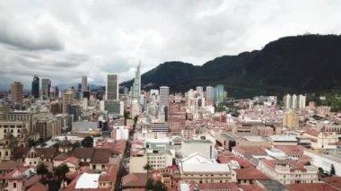 Monserrate ve Bacata Building BD ya da Güney Kulesi, Kolombiya, Latin Amerika ile Bogota 'nın hava aracı görüntüleri. Yüksek kalite 4k görüntü.
