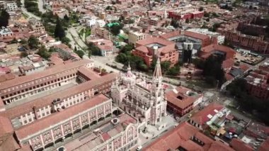 Santuario Nuestra Senora del Carmen 'in Kolombiya, Bogota yakınlarındaki La Candelaria' da havadan drone görüntüsü. Yüksek kalite 4k görüntü.