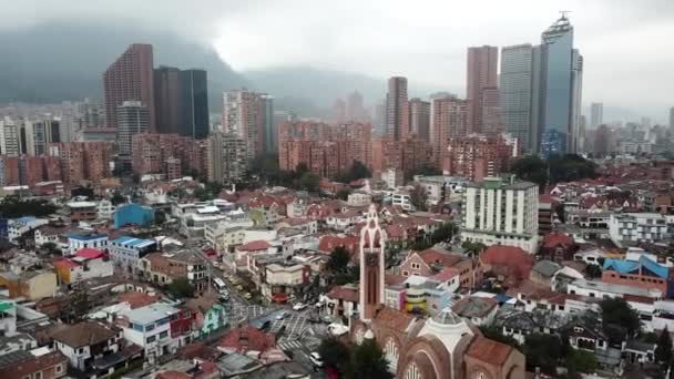 Drohnenaufnahmen Der Innenstadt Von Bogota Mit Dramatischen Wolken Kirche Parroquia — Stockvideo