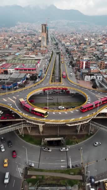 Drohnenaufnahmen Von Kreisverkehren Bogota Kolumbien Lateinamerika Verkehr Bogota Transmilenio Engagierter — Stockvideo