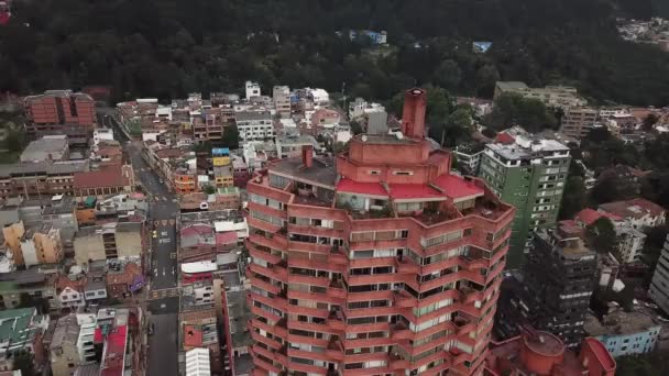 コロンビア ラテンアメリカの劇的な雲でボゴタのダウンタウンの空中無人機ショット ボゴタの高層ビルに近い 高品質の4K映像 — ストック動画