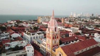 Cartagena, Kolombiya. Santa Catalina katedraliyle eski Cartagena kasabasının insansız hava aracı çekimi. Arkasında Bocagrande olan güzel Cartagena şehrinin hava görüntüsü. Yüksek kalite 4k görüntü. 