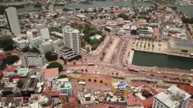 Cartagena, Kolombiya. Ana giriş kapısı olan eski Cartagena kasabasının insansız hava aracı çekimi. Güzel Cartagena şehrinin hava görüntüsü. Yüksek kalite 4k görüntü. 