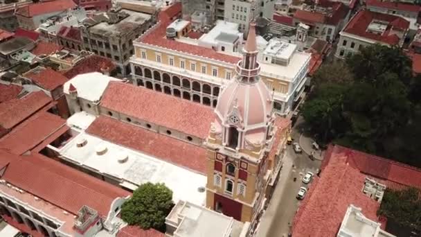 哥伦比亚卡塔赫纳 卡塔赫纳老城与圣卡塔琳娜大教堂 的Drone Shot 美丽的卡塔赫纳市的空中拍摄 高质量的4K镜头 — 图库视频影像
