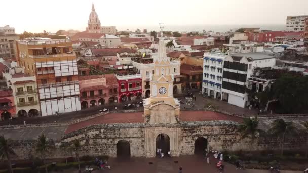 哥伦比亚卡塔赫纳 老卡塔赫纳镇的Drone Shot日落时与圣卡塔琳娜大教堂合影 从空中拍摄了美丽的卡塔赫纳市 背后是波卡朗德 高质量的4K镜头 — 图库视频影像