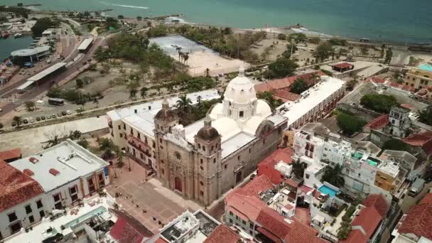 哥伦比亚卡塔赫纳 与圣佩德罗克拉弗保护区一起在卡塔赫纳老城开枪射击 从空中拍摄了美丽的卡塔赫纳市 背后是波卡朗德 高质量的4K镜头 — 图库视频影像