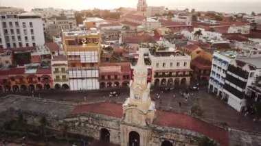 Cartagena, Kolombiya. Gün batımında Plaza del Reloj ve Monumento Torre del Reloj ile birlikte eski Cartagena kasabasının insansız hava aracı vuruşu. Güzel Cartagena şehrinin hava görüntüsü. Yüksek kalite 4k görüntü. 
