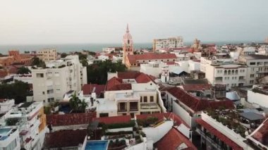 Cartagena, Kolombiya. Santa Catalina katedraliyle eski Cartagena kasabasının insansız hava aracı çekimi. Arkasında Bocagrande olan güzel Cartagena şehrinin hava görüntüsü. Yüksek kalite 4k görüntü. 