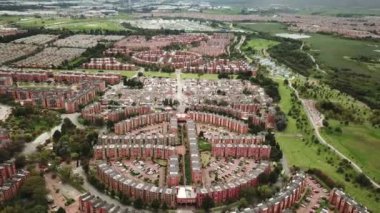 Bogota, Kolombiya, Latin Amerika 'daki Ciudadela Colsubsidio' nun insansız hava aracı görüntüsü. Daireler daire şeklinde inşa edilmiş. Yüksek kalite 4k görüntü.