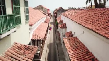 Cartagena, Kolombiya. Eski Cartagena kasabasının insansız hava aracı vuruşu. Cartagena şehrinin dar sokaklarından uç. Yüksek kalite 4k görüntü.