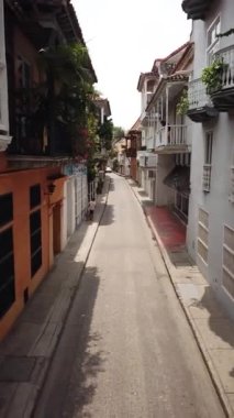 Cartagena, Kolombiya. Eski Cartagena kasabasının insansız hava aracı vuruşu. Cartagena şehrinin dar sokaklarından uç. Yüksek kalite 4k görüntü.