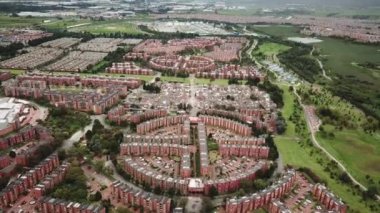 Bogota, Kolombiya, Latin Amerika 'daki Ciudadela Colsubsidio' nun insansız hava aracı görüntüsü. Daireler daire şeklinde inşa edilmiş. Yüksek kalite 4k görüntü.