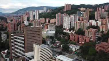 Medellin 'in şehir merkezindeki, Kolombiya' daki, Latin Amerika 'daki hava aracı görüntüleri. Yüksek kalite 4k görüntü
