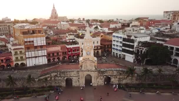 哥伦比亚卡塔赫纳 来自卡塔赫纳古城的Drone Shot在日落时与Plaza Del Reloj和Monumento Torre Del Reloj合影 美丽的卡塔赫纳市的空中拍摄 高质量的4K镜头 — 图库视频影像