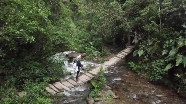 Images Aériennes Une Fille Traversant Pont Suspendu Bois Dans Vallée — Video