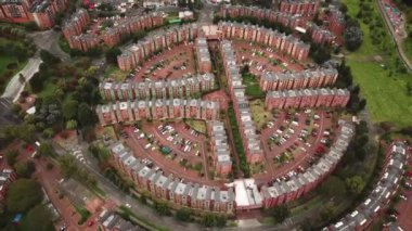 Bogota, Kolombiya, Latin Amerika 'daki Ciudadela Colsubsidio' nun insansız hava aracı görüntüsü. Daireler daire şeklinde inşa edilmiş. Yüksek kalite 4k görüntü.