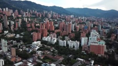 Medellin 'in şehir merkezindeki, Kolombiya' daki, Latin Amerika 'daki hava aracı görüntüleri. Yüksek kalite 4k görüntü