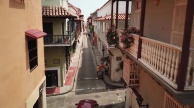 Cartagena, Kolombiya. Eski Cartagena kasabasının insansız hava aracı vuruşu. Cartagena şehrinin dar sokaklarından uç. Yüksek kalite 4k görüntü.
