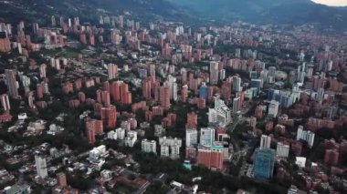 Medellin 'in şehir merkezindeki, Kolombiya' daki, Latin Amerika 'daki hava aracı görüntüleri. Yüksek kalite 4k görüntü