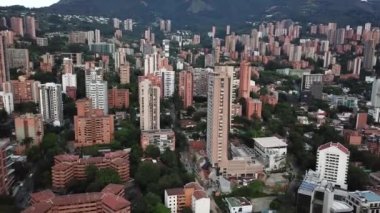 Medellin 'in şehir merkezindeki, Kolombiya' daki, Latin Amerika 'daki hava aracı görüntüleri. Yüksek kalite 4k görüntü