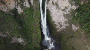 Salto del Mortino 'nun Purace Ulusal Doğal Parkı, Kolombiya, Latin Amerika' daki insansız hava aracı görüntüleri. 4K görüntü
