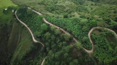 Huila, Kolombiya, Latin Amerika 'daki Mirador La Mano del Gigante' ye giden virajlı bir yolun insansız hava aracı görüntüleri. 4K görüntü.