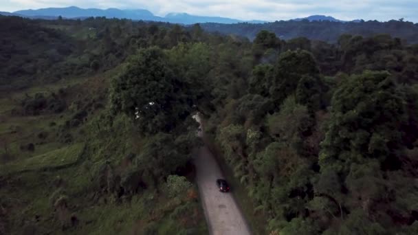 Drohnenaufnahmen Eines Autos Auf Der Schotterstraße Zum Purace National Natural — Stockvideo