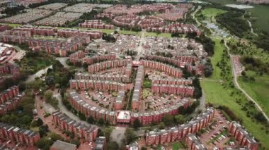 Bogota, Kolombiya, Latin Amerika 'daki Ciudadela Colsubsidio' nun insansız hava aracı görüntüsü. Daireler daire şeklinde inşa edilmiş. Yüksek kalite 4k görüntü.